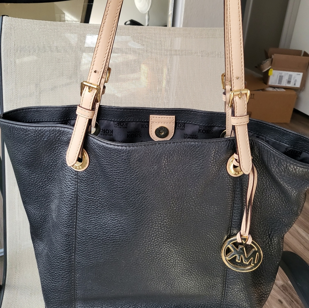 Michael khors all leather tote